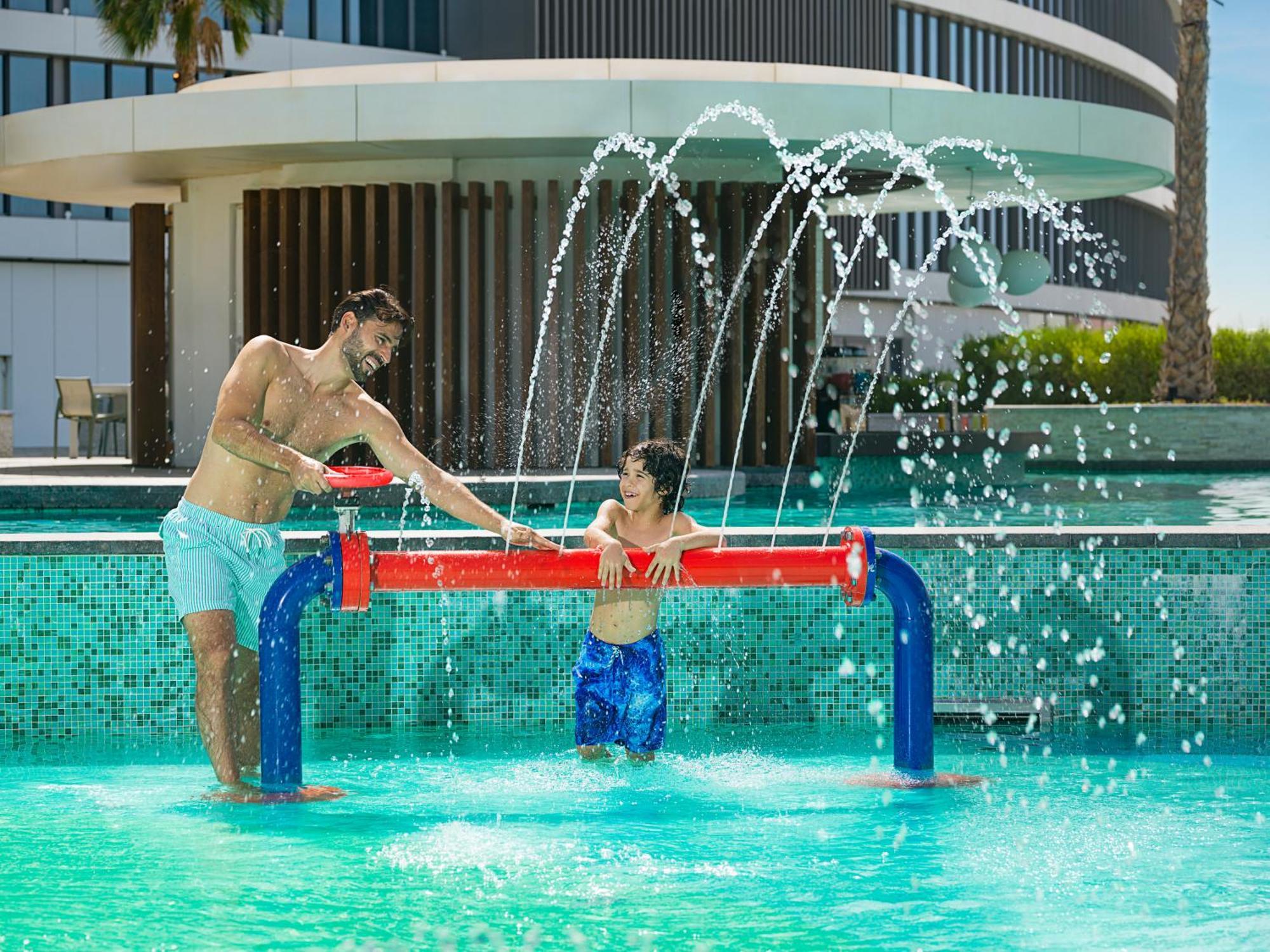 מלון The Wb Abu Dhabi, Curio Collection By Hilton מראה חיצוני תמונה A father and son playing water hockey