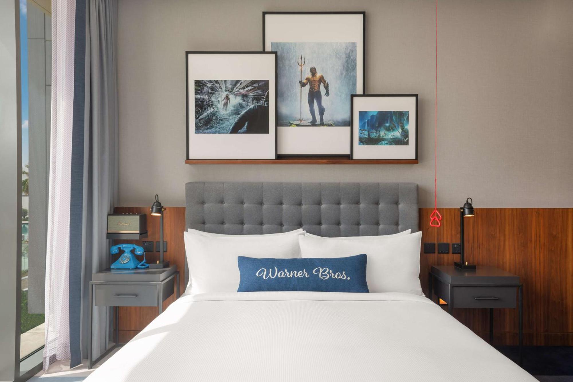 מלון The Wb Abu Dhabi, Curio Collection By Hilton מראה חיצוני תמונה A guest room at the West Hollywood Hotel