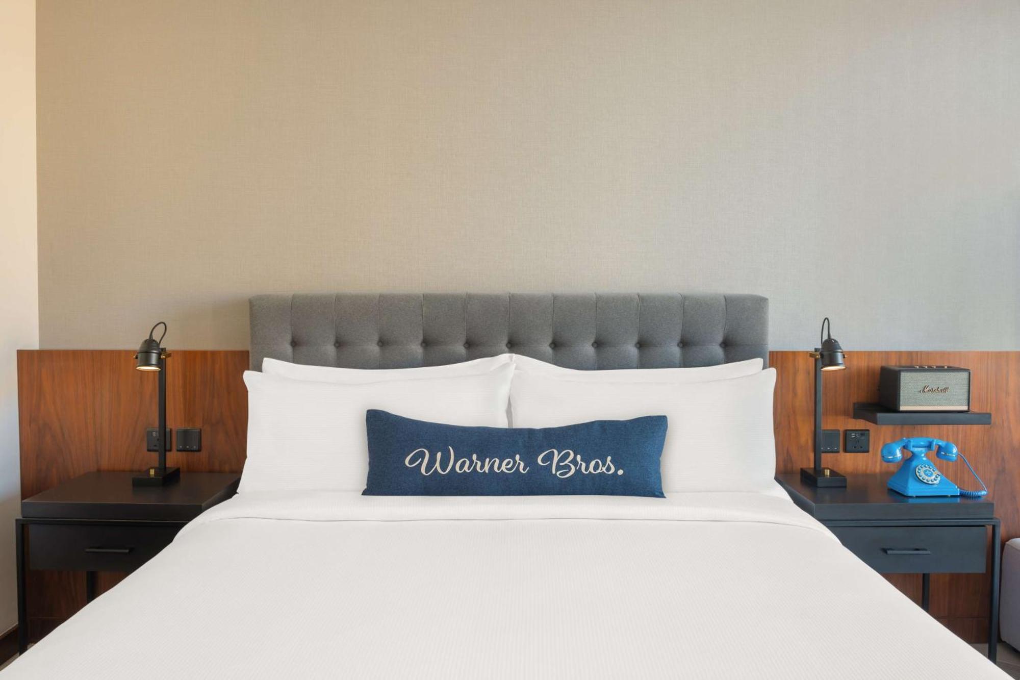 מלון The Wb Abu Dhabi, Curio Collection By Hilton מראה חיצוני תמונה Warner Bros. Studio Hotel