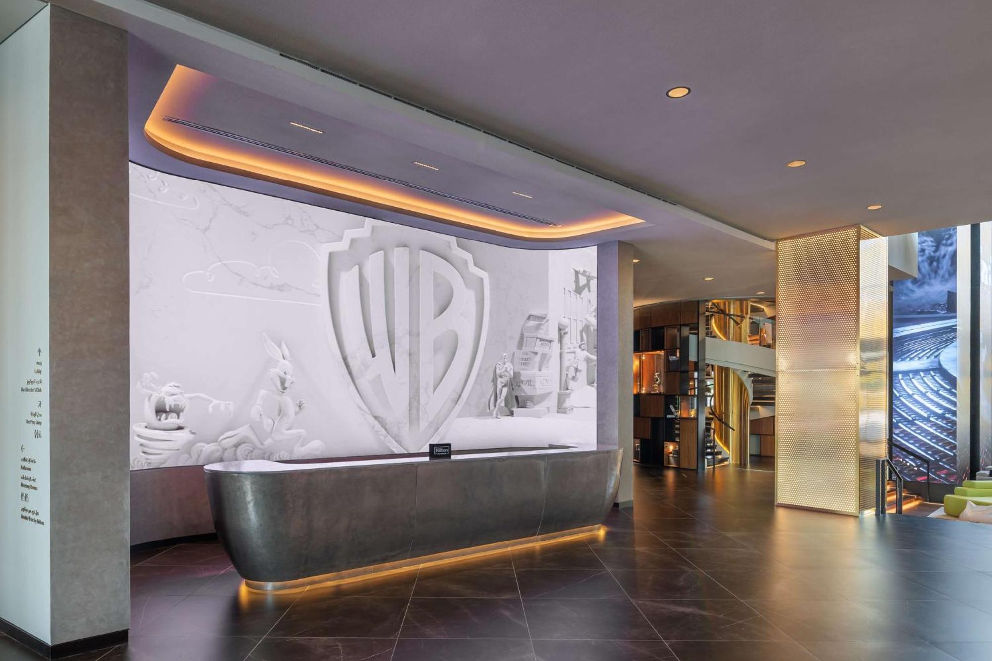 מלון The Wb Abu Dhabi, Curio Collection By Hilton מראה חיצוני תמונה The WB Studio Tour