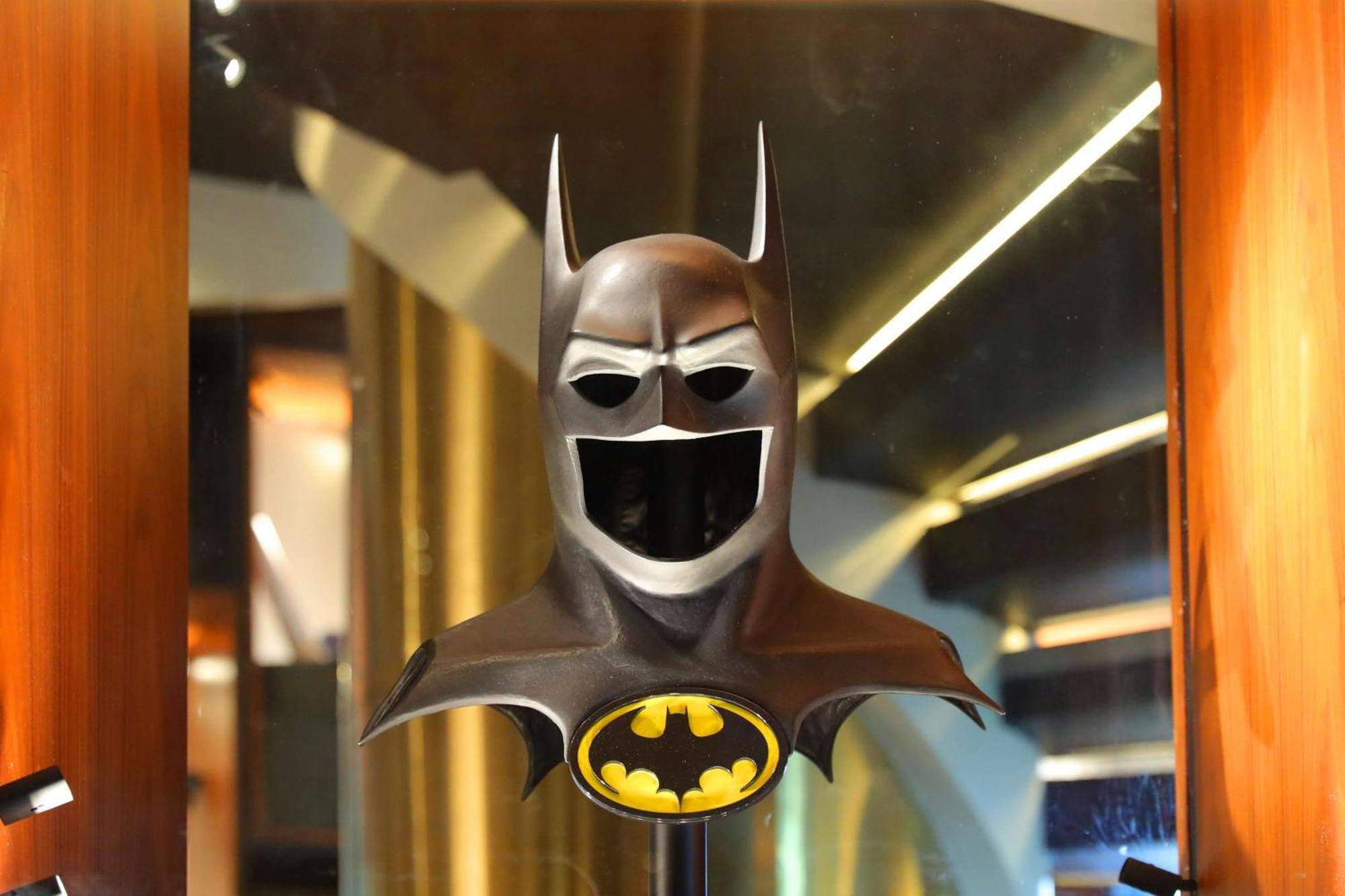 מלון The Wb Abu Dhabi, Curio Collection By Hilton מראה חיצוני תמונה The Bat-Signal